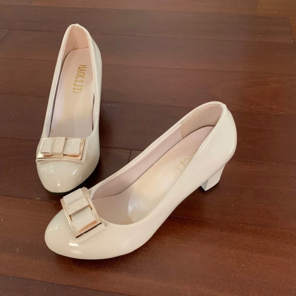 Nude bow heels